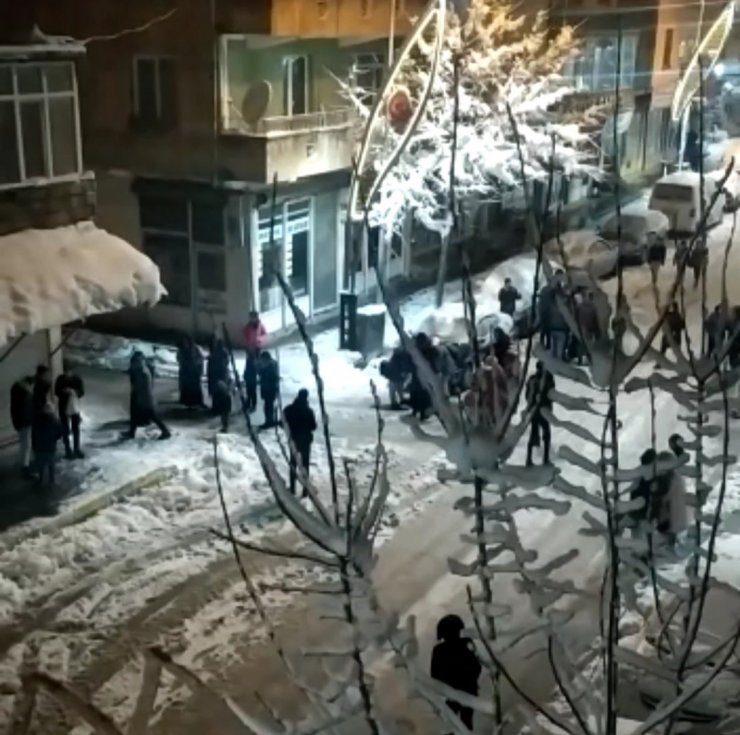 Bahçesaray’daki deprem Çataklıları sokağa çıkardı