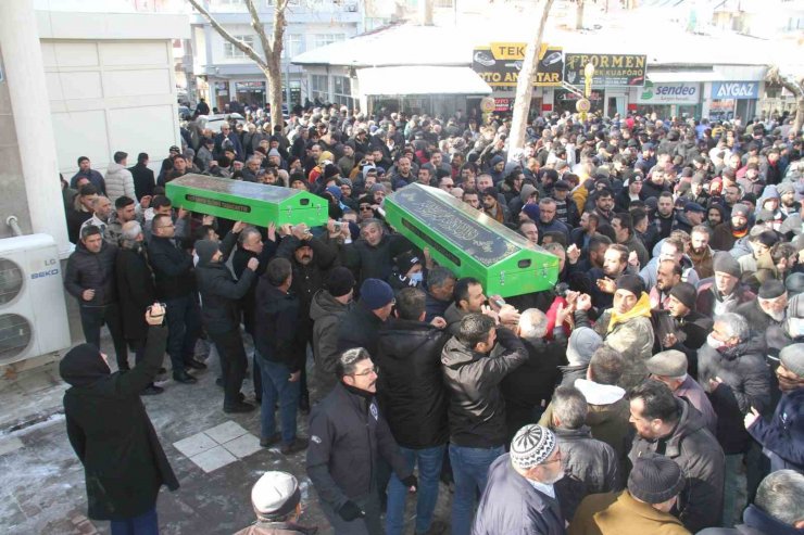 Enkaz altından birbirine sarılı olarak çıkarılan baba ve kızına acı veda