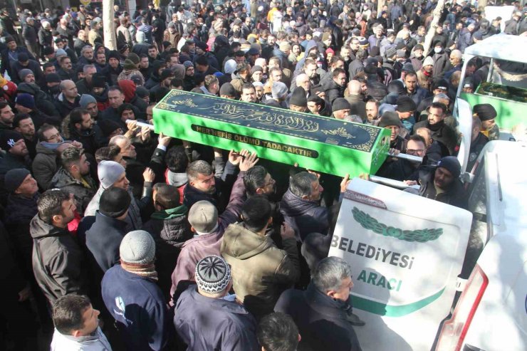 Enkaz altından birbirine sarılı olarak çıkarılan baba ve kızına acı veda