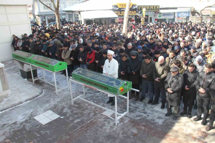 Enkaz altından birbirine sarılı olarak çıkarılan baba ve kızına acı veda