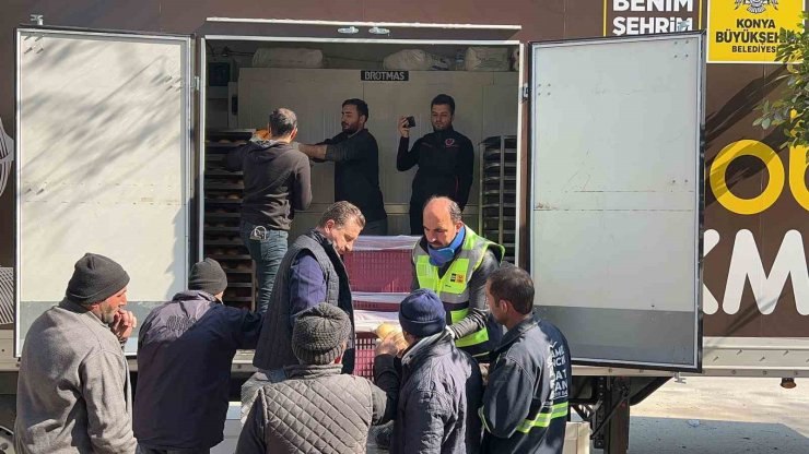 Başkan Altay, mobil mutfak tırı ve ekmek fırınında yemek dağıtımı yaptı