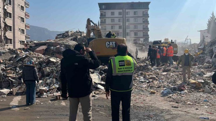 Başkan Altay, mobil mutfak tırı ve ekmek fırınında yemek dağıtımı yaptı