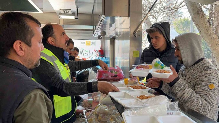Başkan Altay, mobil mutfak tırı ve ekmek fırınında yemek dağıtımı yaptı