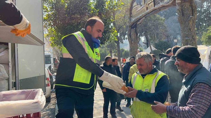 Başkan Altay, mobil mutfak tırı ve ekmek fırınında yemek dağıtımı yaptı