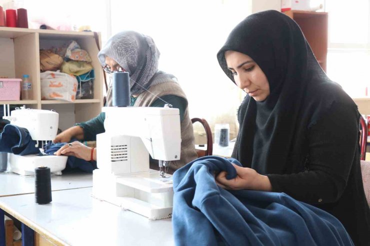 Okul atölyesinde deprem bölgesine kıyafet üretiliyor