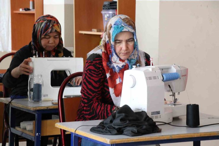 Okul atölyesinde deprem bölgesine kıyafet üretiliyor