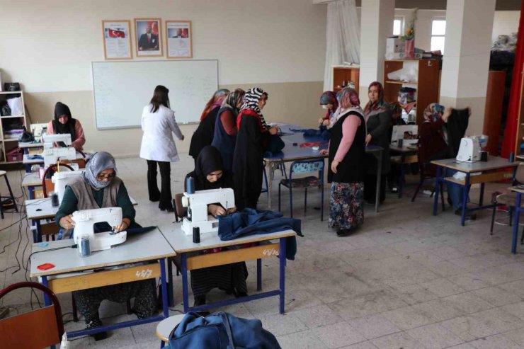 Okul atölyesinde deprem bölgesine kıyafet üretiliyor