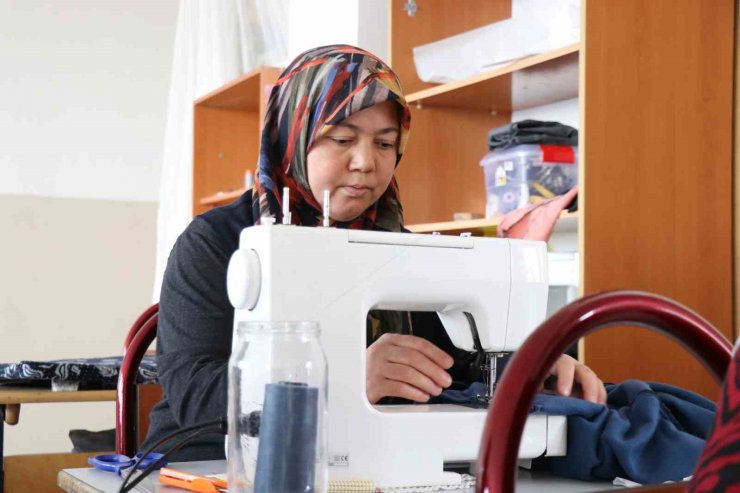 Okul atölyesinde deprem bölgesine kıyafet üretiliyor