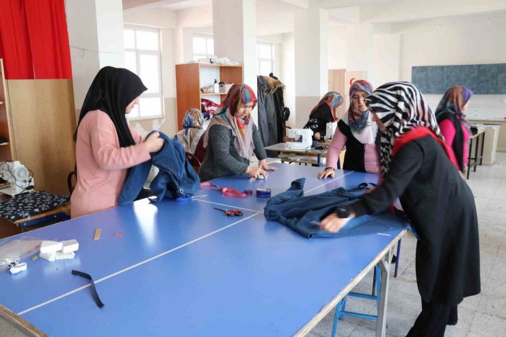 Okul atölyesinde deprem bölgesine kıyafet üretiliyor