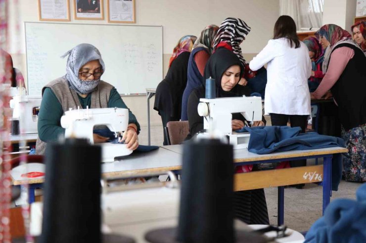 Okul atölyesinde deprem bölgesine kıyafet üretiliyor
