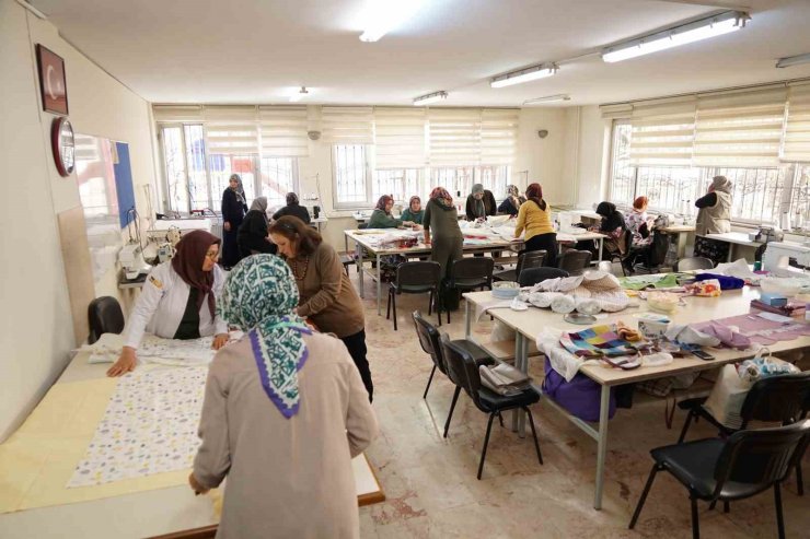 KOMEK ve ASEM mensupları depremzedelerin içini ısıtıyor