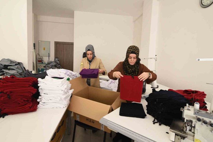 KOMEK ve ASEM mensupları depremzedelerin içini ısıtıyor