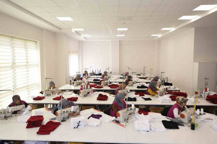 KOMEK ve ASEM mensupları depremzedelerin içini ısıtıyor
