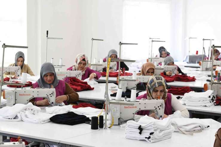 KOMEK ve ASEM mensupları depremzedelerin içini ısıtıyor