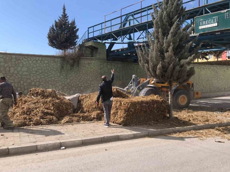 Saman balyası yüklü tır demiryolu geçidine çarptı