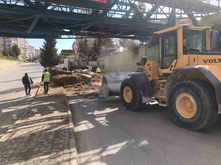 Saman balyası yüklü tır demiryolu geçidine çarptı