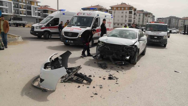 Aksaray’da 2 otomobil çarpıştı: 1 yaralı