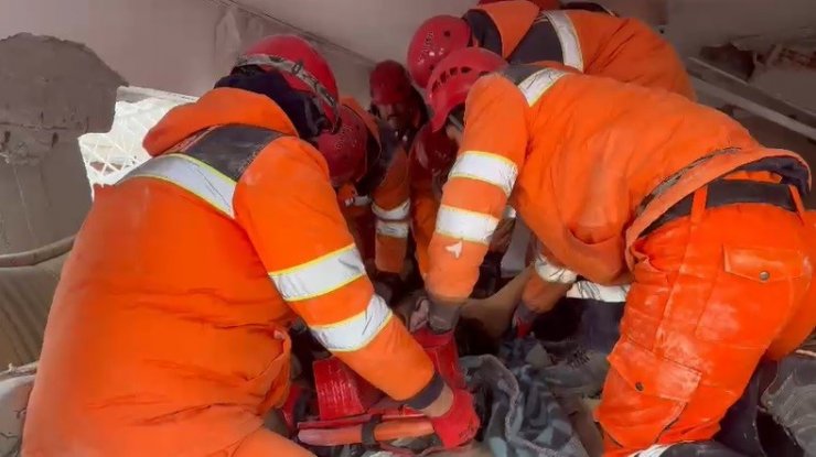 Elini tutup ‘abi beni bırakma’ dedi, 20 saatte kurtardılar