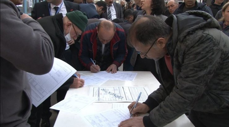 Ankara’da SGK binaları önünde uzun EYT kuyruğu