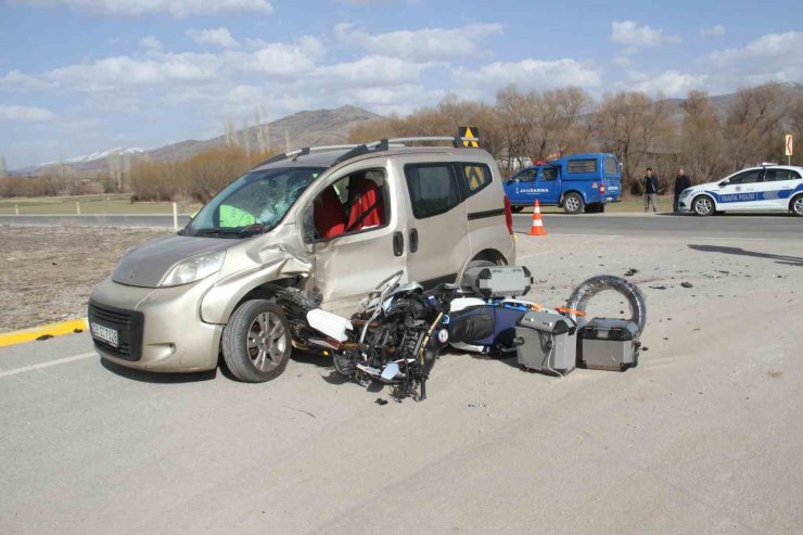 Hafif ticari araç ile motosiklet çarpıştı: 1 ölü