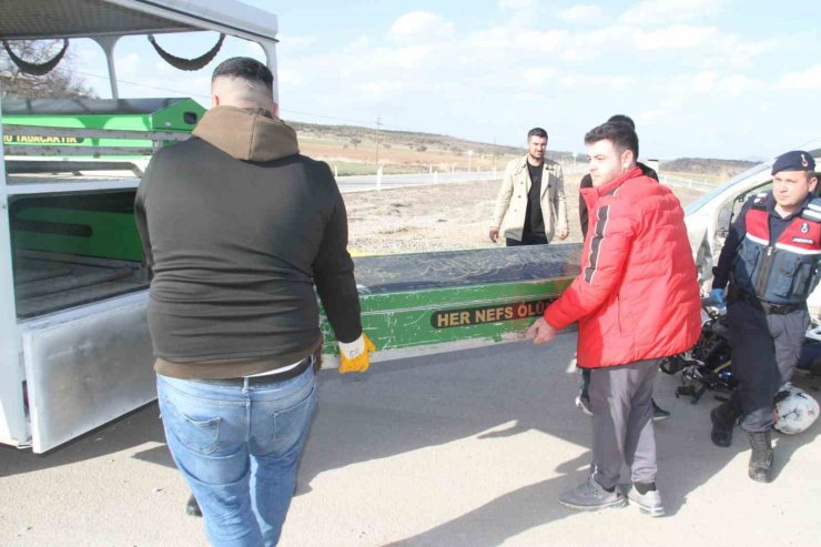 Hafif ticari araç ile motosiklet çarpıştı: 1 ölü