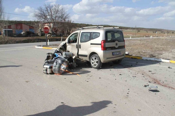 Hafif ticari araç ile motosiklet çarpıştı: 1 ölü