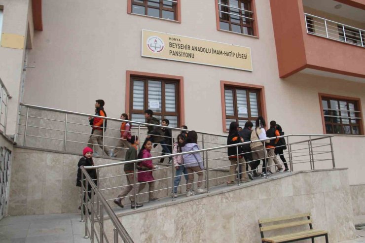 Öğrenciler sınıf kumbarasına yurtta kalan depremzede akranları için harçlıklarını bağışladı