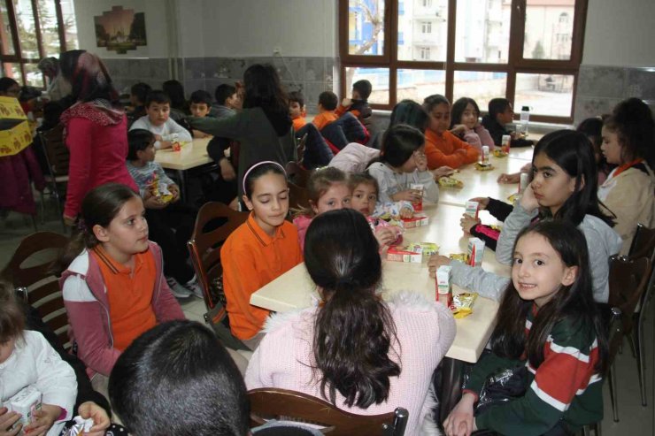 Öğrenciler sınıf kumbarasına yurtta kalan depremzede akranları için harçlıklarını bağışladı