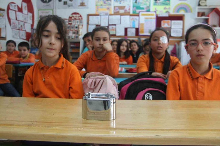 Öğrenciler sınıf kumbarasına yurtta kalan depremzede akranları için harçlıklarını bağışladı