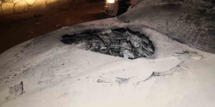 Lüks otomobilin motor ve kaputu yanarak küle döndü