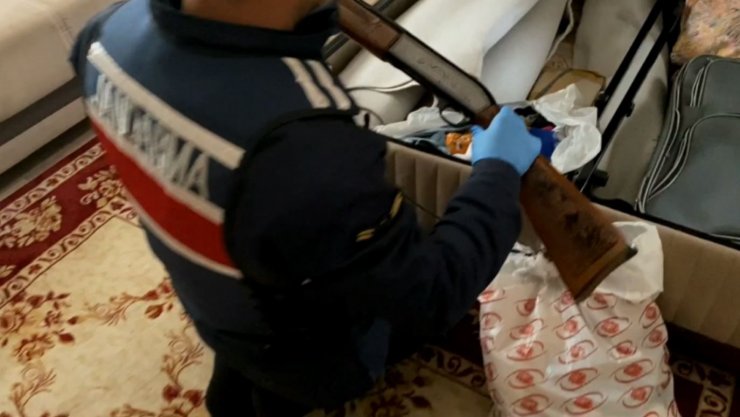 Soba fırınlarından uyuşturucu, yatak altından tüfekler çıktı