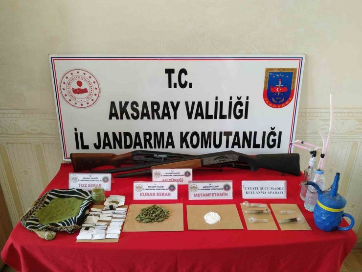 Soba fırınlarından uyuşturucu, yatak altından tüfekler çıktı