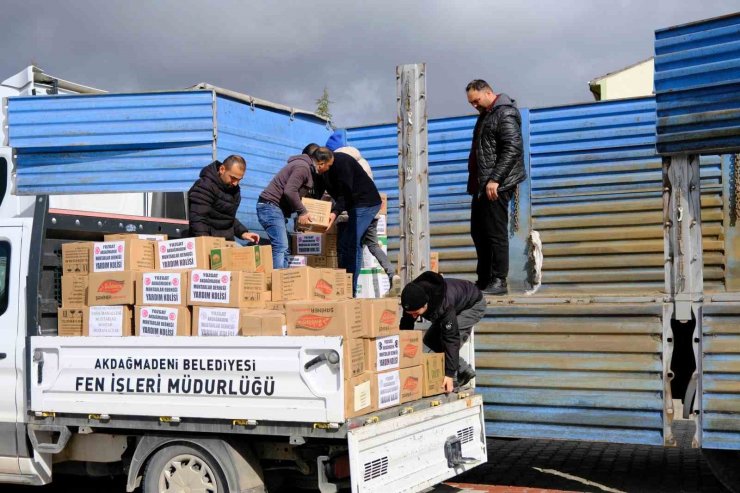 Akdağmadeni’nde deprem bölgesine yardımlar sürüyor