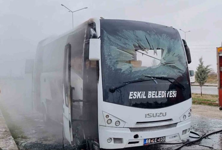 Aksaray’da 25 öğrencinin bulunduğu servis midibüsünde yangın