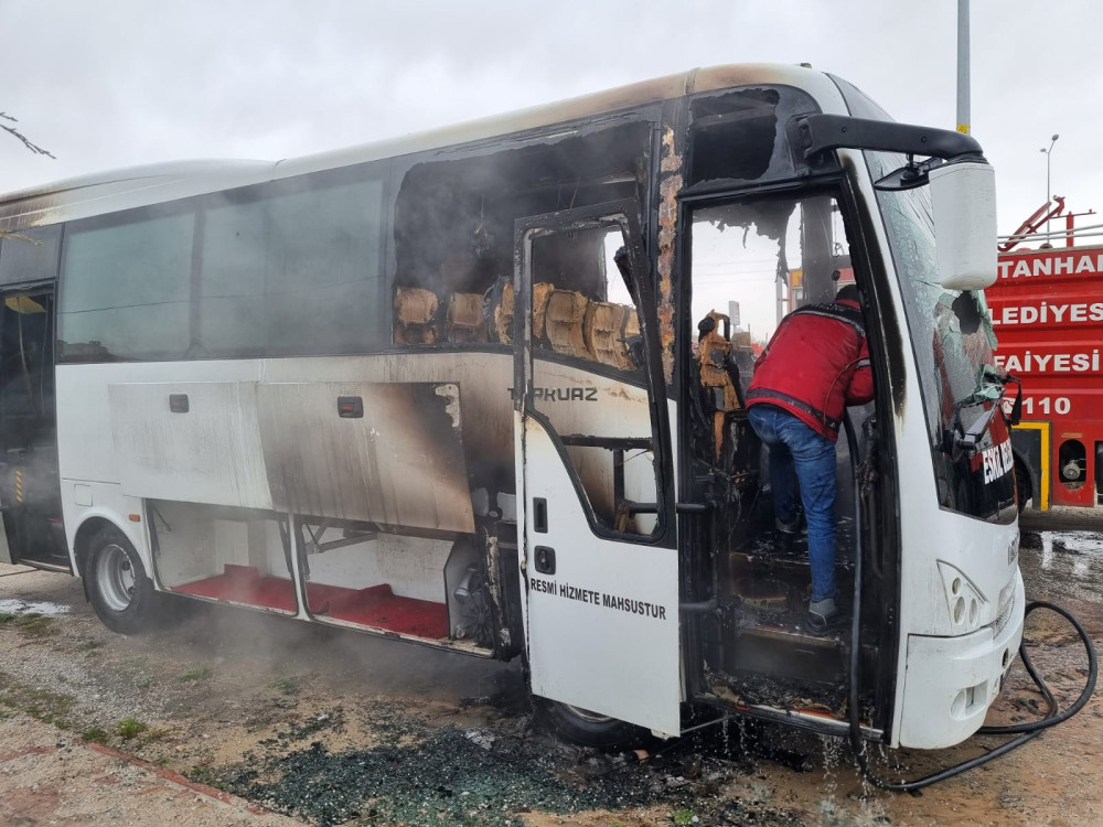 seyir-halindeki-minibus-alev-aldi-101014-20230317.jpeg