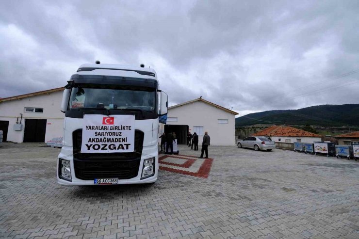 Akdağmadeni’nde deprem bölgesine yardımlar sürüyor