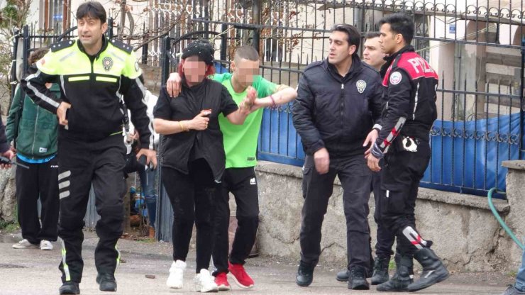 Kavga ettiği dini nikahlı eşini bıçakla yaralayıp arabaya zarar verdi