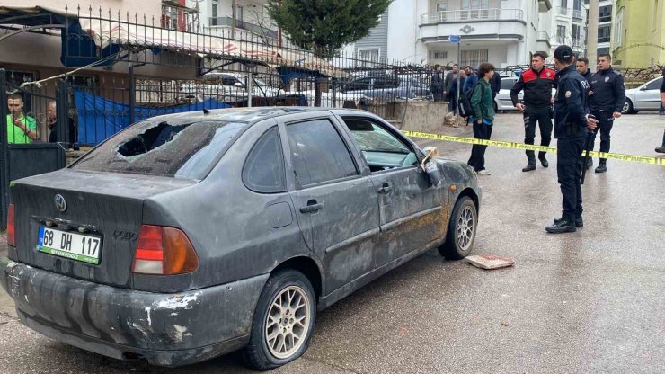 Kavga ettiği dini nikahlı eşini bıçakla yaralayıp arabaya zarar verdi