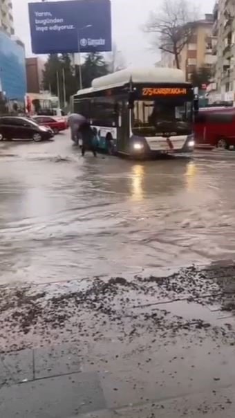 Ankara’da sağanak yağış ve dolu sonrası sokaklar dereye döndü