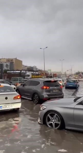 Ankara’da sağanak yağış ve dolu sonrası sokaklar dereye döndü