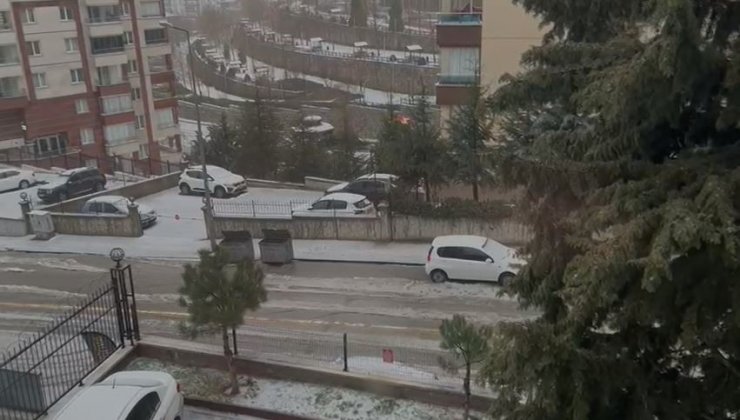 Ankara’da sağanak yağış ve dolu sonrası sokaklar dereye döndü