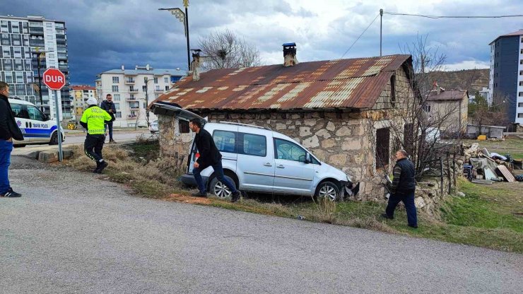 Kontrolden çıkıp evin duvarına çarptı: 5’i çocuk 7 yaralı