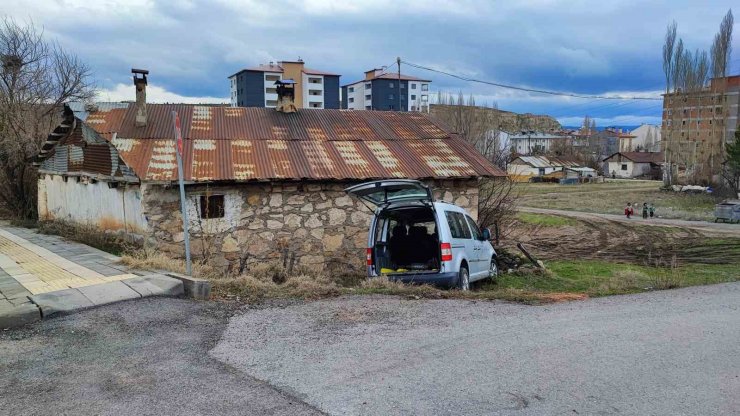 Kontrolden çıkıp evin duvarına çarptı: 5’i çocuk 7 yaralı