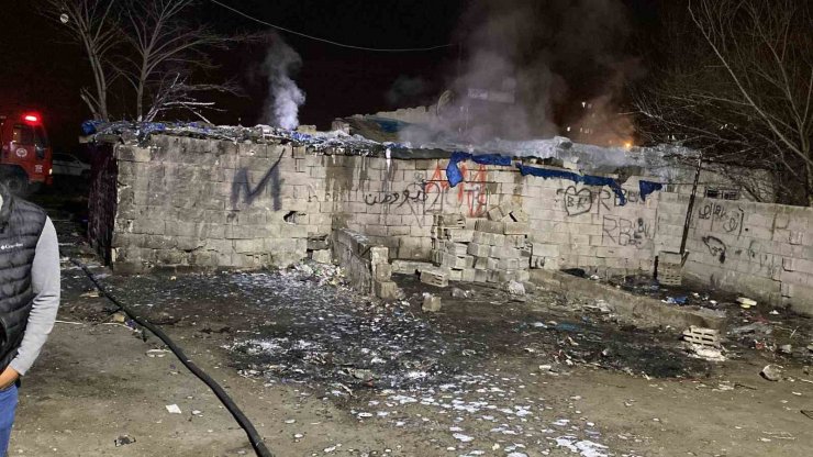Müstakil evin ahırında çıkan yangın söndürüldü