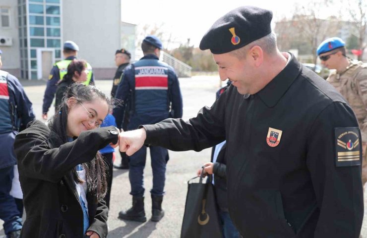 Özel öğrenciler jandarmada hem eğlendi hem de öğrendi