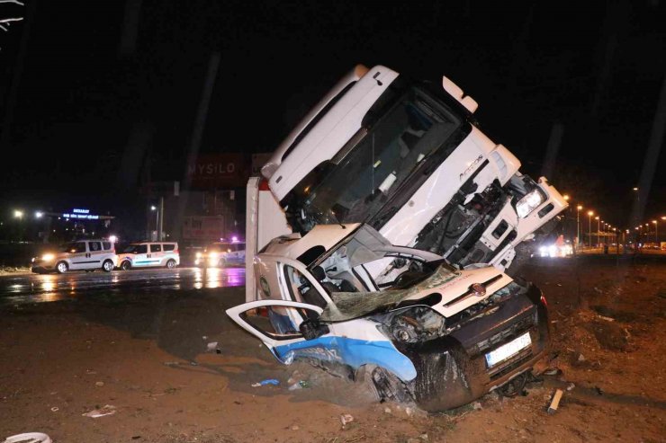 Tır hafif ticari araca çarptı: 2 ağır yaralı