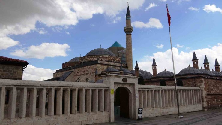 Ramazan ayının ilk gününde Mevlana Müzesini ziyaret ettiler