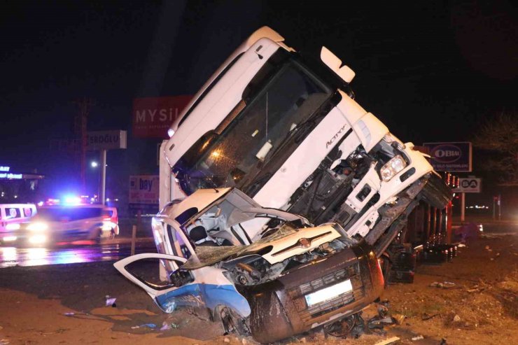 Kırmızı ışıkta geçen tırın hafif ticari araca vurma anı güvenlik kamerasında