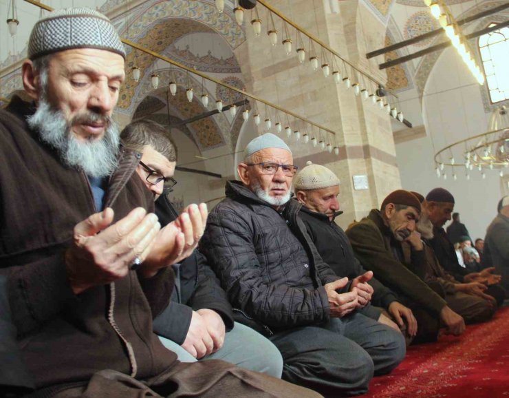 Konya’da Ramazan ayının ilk Cuma namazı kılındı