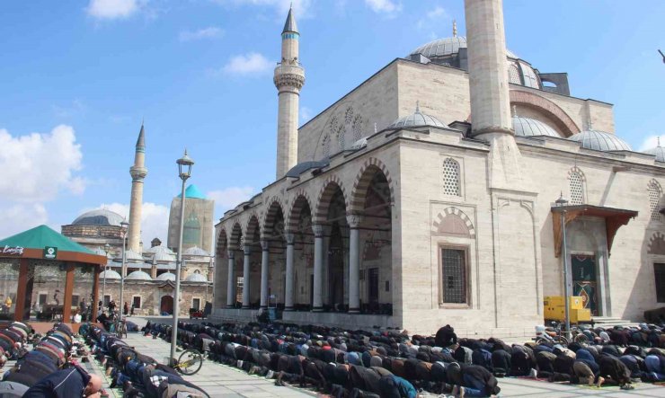 Konya’da Ramazan ayının ilk Cuma namazı kılındı